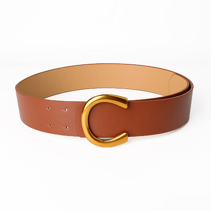 Ceinture large à boucle fer à cheval géométrique avec un tailleur et une jupe