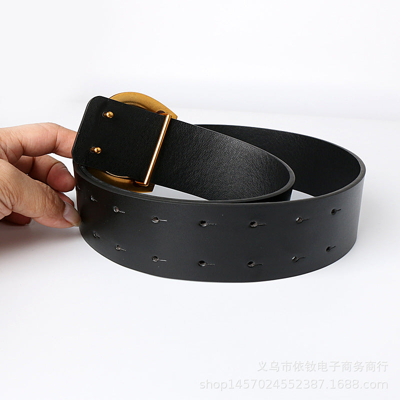Ceinture large à boucle fer à cheval géométrique avec un tailleur et une jupe