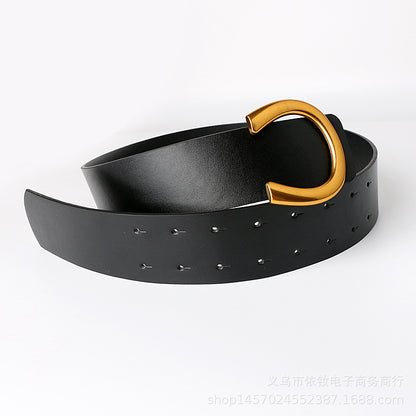 Ceinture large à boucle fer à cheval géométrique avec un tailleur et une jupe